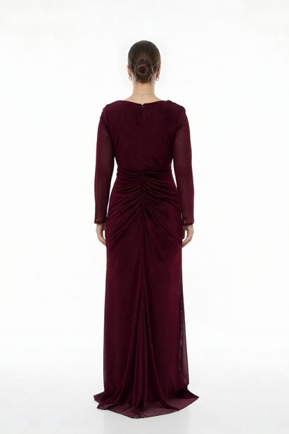 فستان سهرة كبير الحجم بلون عنابي مكشكش ولامع